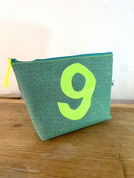 wasserdichte Airtexkosmetiktasche in grün mit neongelber 9